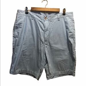 Vineyard Vines men short.